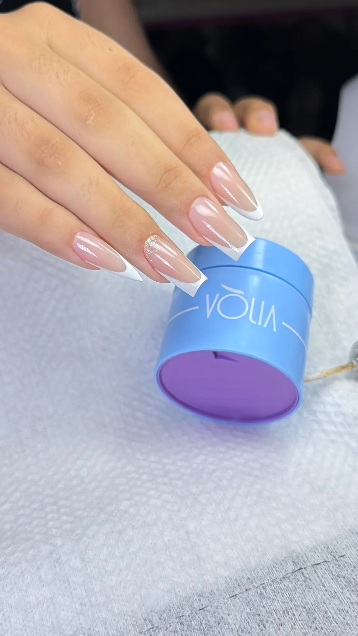 Unhas em francesinha finalizadas com produto Volia Cosméticos